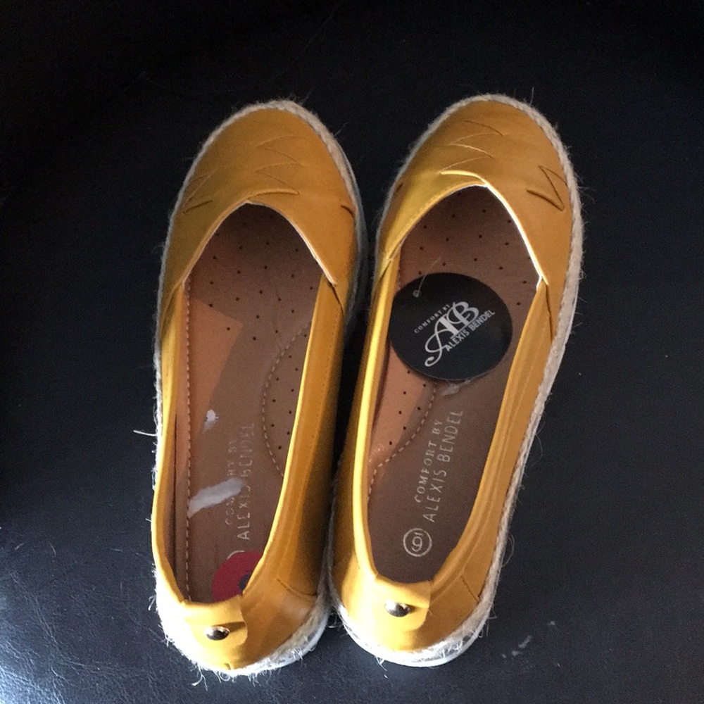 New Alexis Bendel Mustard Basketweave Platform Esp